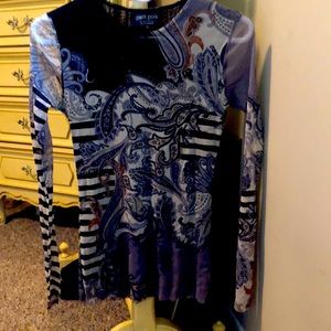 Barely worn Petit Pois top. Small. Flattering fit.